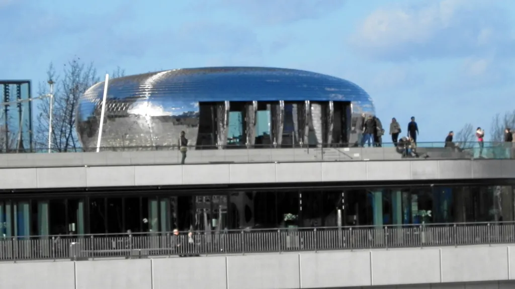 Dreiste Diebe stehlen die Flossis im Medienhafen individuelle Stadtführung