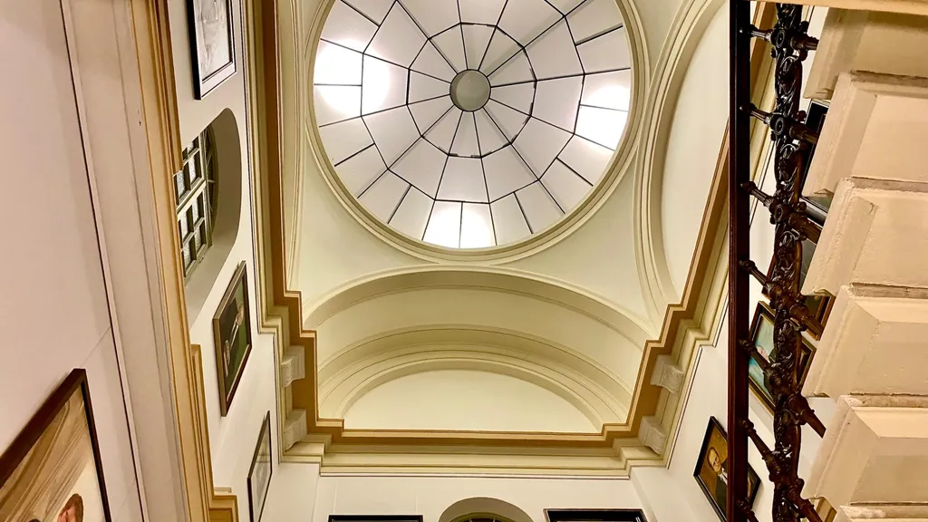 Eines der vielen liebevoll gestalteten Treppenhäuser in der Hegelstraße Magdeburg entdecken: Die prachtvolle Hegelstraße individuelle Stadtführung