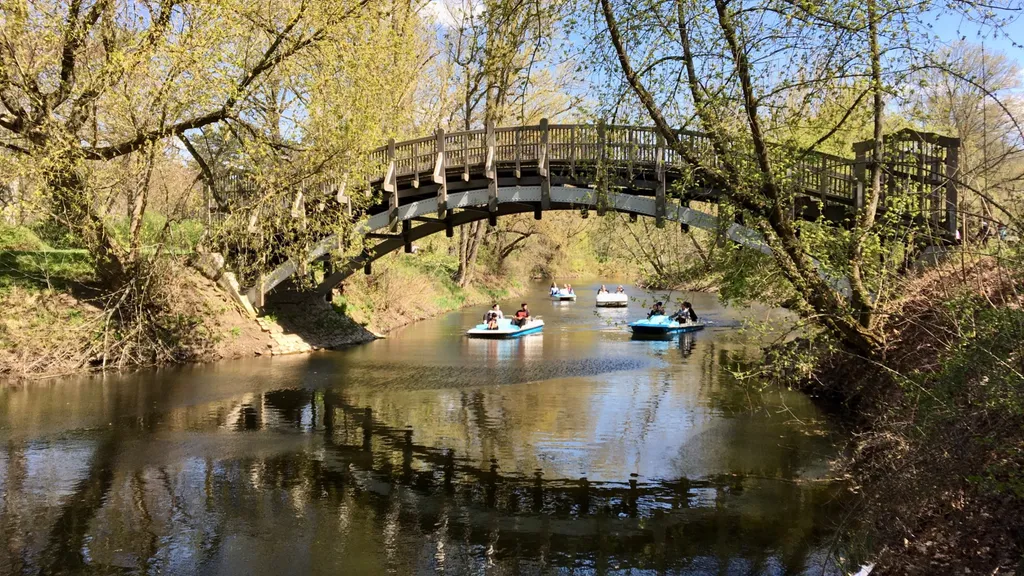 Tretboot fahren auf dem Adolf Mittag See Magdeburg entdecken - Der Stadtpark Rotehorn individuelle Stadtführung
