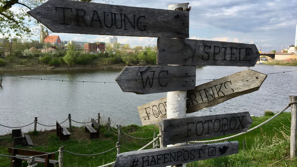 Die Hafenbar ist ein hübsches Plätzchen nicht nur zum relaxen. Magdeburg entdecken - Der Stadtpark Rotehorn individuelle Stadtführung