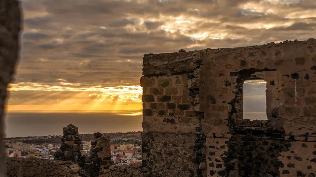 Alte Mauern über einer modernen Stadt Casa Fuerte - Das Starke Haus in Adeje, Teneriffa individuelle Stadtführung