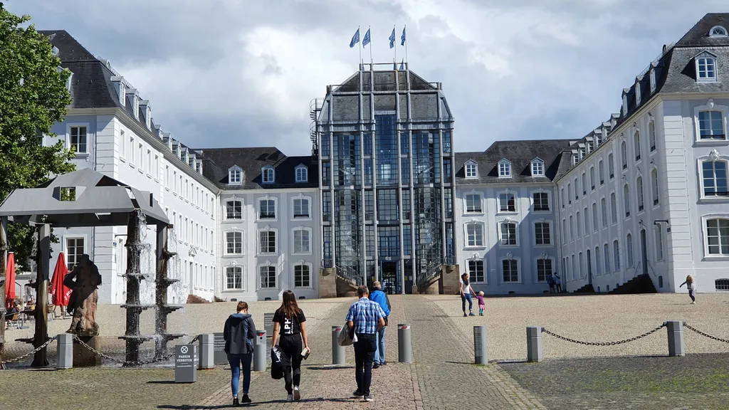 Schlossplatz und Schloss Saarbrücken von quirlig bis herrschaftlich individuelle Stadtführung