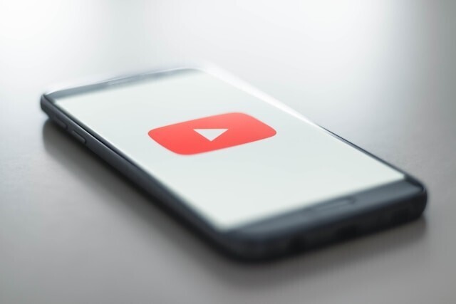 【時短術】スマホを横に傾けるだけ！YouTubeの視聴画面を自動でフルスクリーン表示に切り替える方法