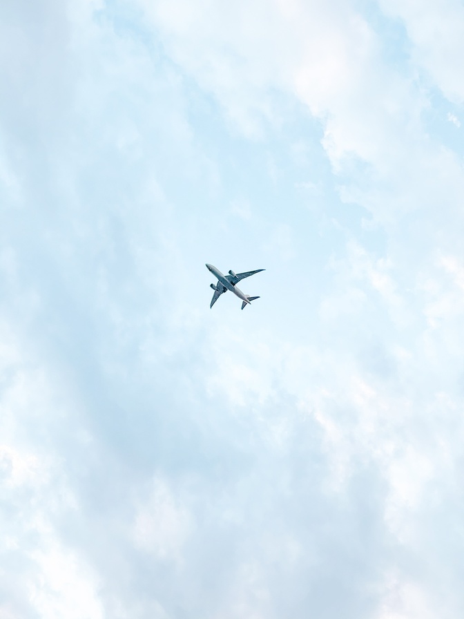 飛行機に乗ると耳が痛くなる！耳が詰まったときの10の対処法【現役CAが解説】