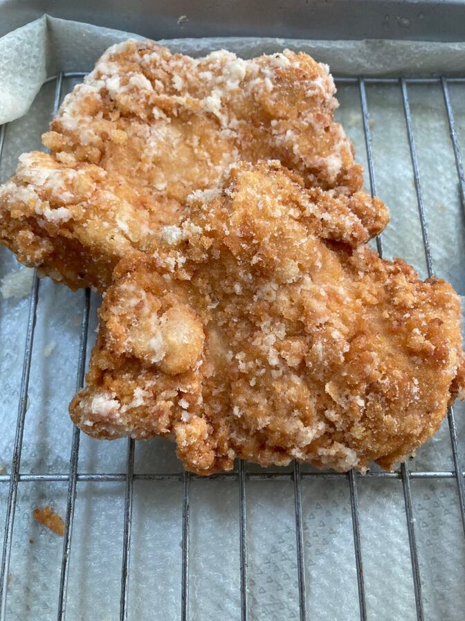 肉用のまな板がない我が家は牛乳パック使ってます。本日のメニュー鶏胸肉の唐揚げ