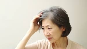 『現役美容師が教える』薄毛が気になり始めたらとる行動4選