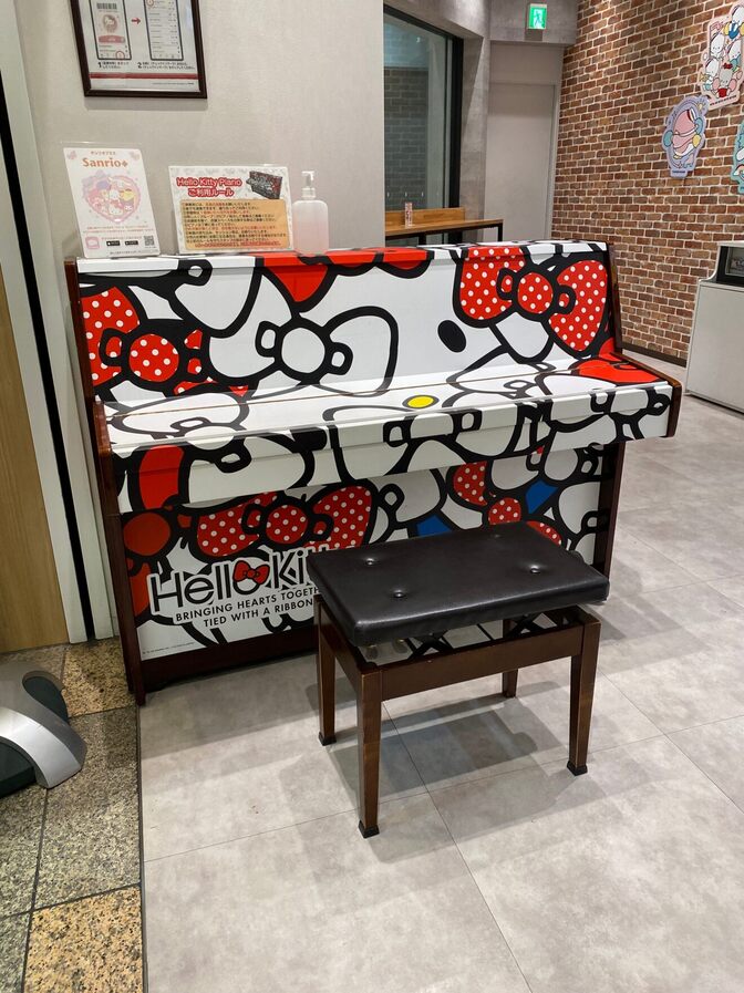 【サンリオカフェ池袋店】オフ会でKAWAIの可愛いピアノはいかが？【ストリートピアノ】