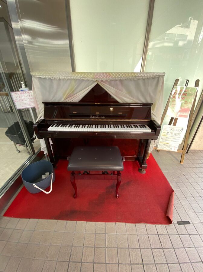 【都会の屋外】本屋の隣にあるストリートピアノ/METS赤羽【ストリートピアノ】