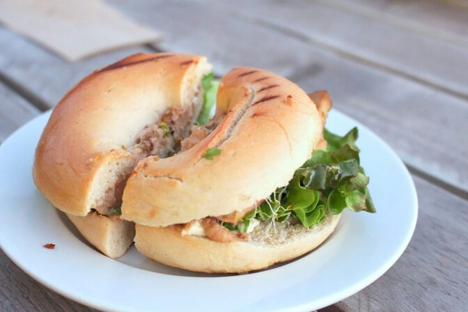 焼く派？焼かない派？ベーグルは焼くとこんなに変わる！【おすすめの食べ方】