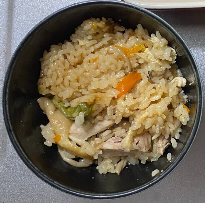 【レンジで米を炊く】耐熱容器で作る「鶏の炊き込みご飯」【業務スーパーで揃います】