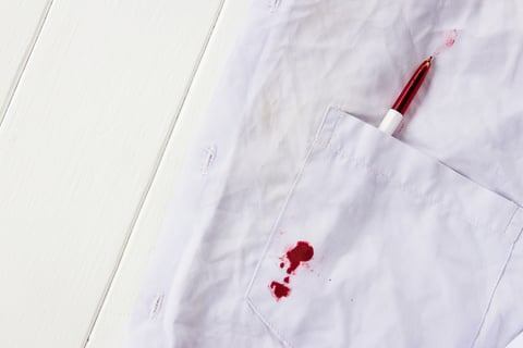 ホワイトボードマーカーが服に着いた時の対処法