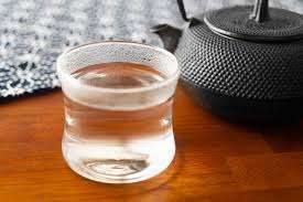 冬が始まるこの季節、温かい白湯を飲もう