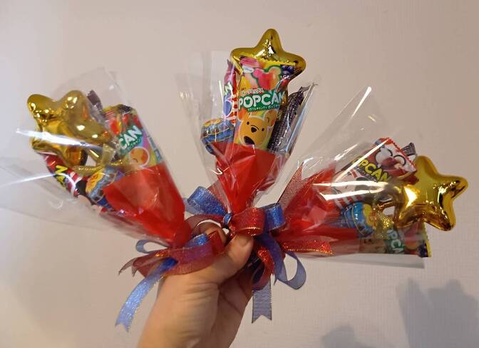 「作る時間もプレゼント☺100均で楽しむワンコイン以下でお菓子の花束」