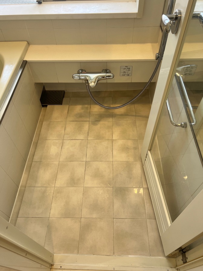 🚪🌟 浴室ドア下部のカビをスッキリきれいにするステップバイステップ✨