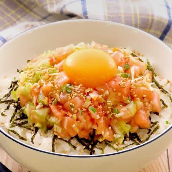 ５分で作れる旨辛ネギ塩のサーモンユッケ★