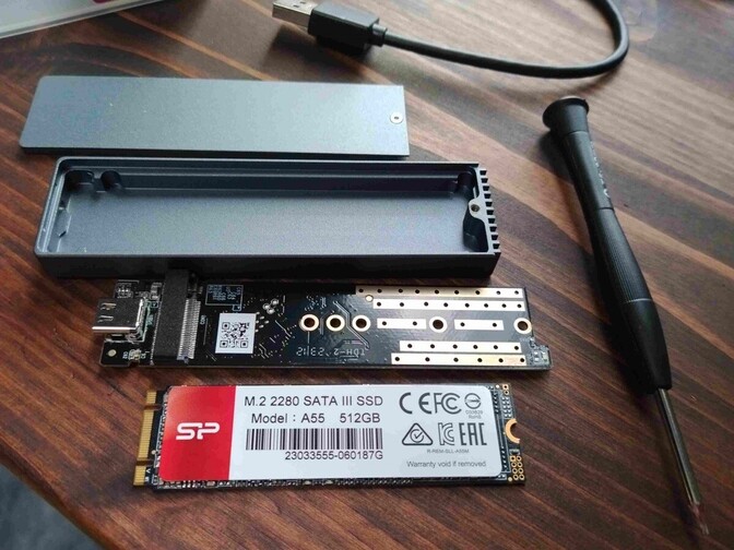 壊れたパソコンから再利用してみた。（外付けSSD）