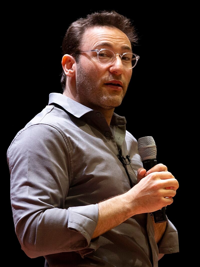 Simon_Sinek_speaks_to_I_MIG_Marines_(2)_(cropped).jpg