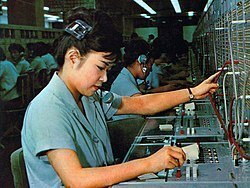 Telephone_operators_in_Tokyo_Telephone_Exchange.jpg