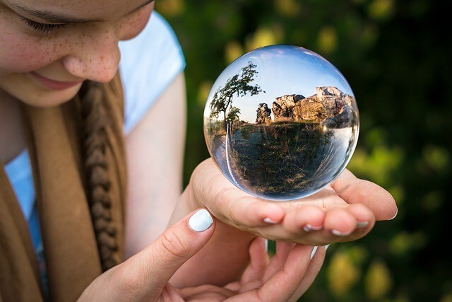 glass-sphere-1754432_640.jpg