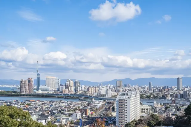 福岡市の高層ビル群と都市景観