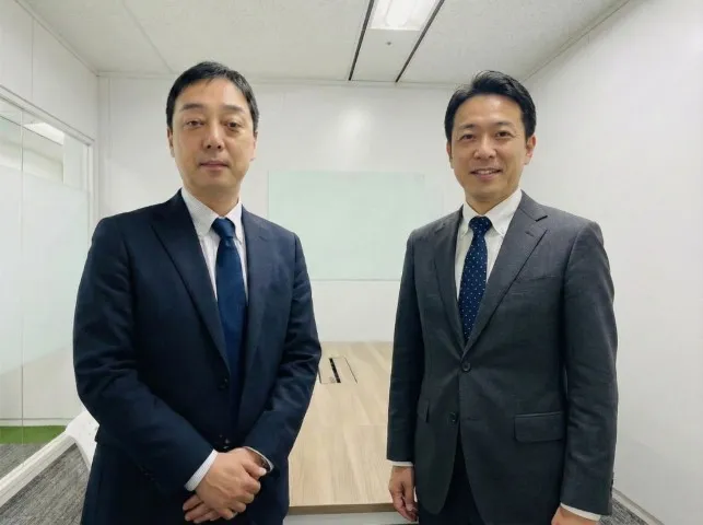 福岡市城南区の不動産市場を分析し、地価動向を説明するあおぞら不動産のスタッフ
