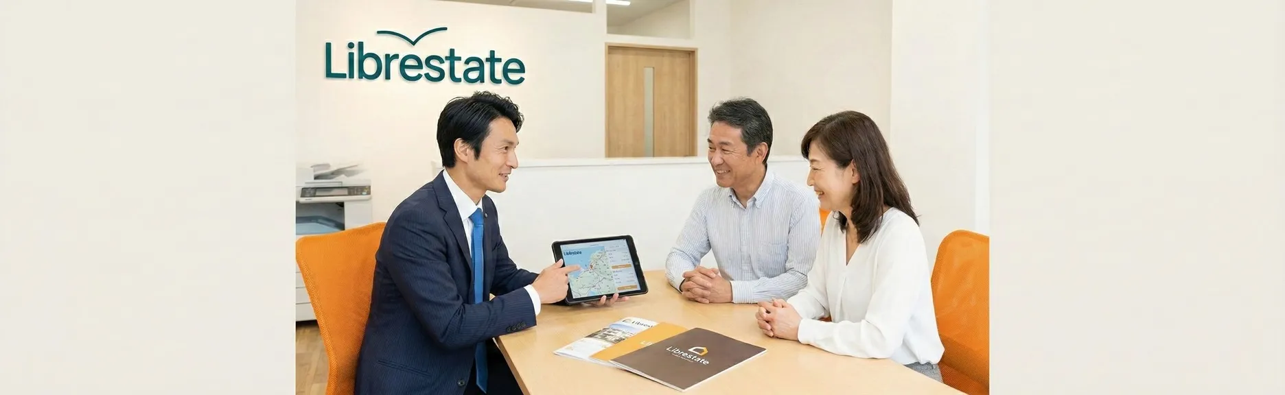 糟屋郡宇美町の不動産相談に対応するあおぞら不動産のスタッフ
