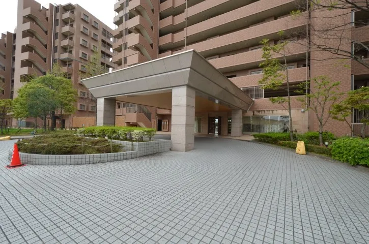 福岡市早良区のレークヒルズマンションの入り口風景