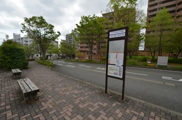 春日市の交通利便性とバス停付近の景観