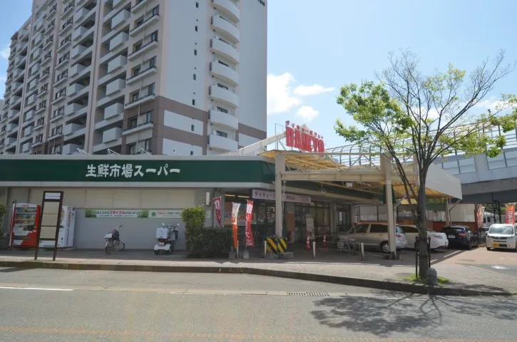 糟屋郡久山町の大型商業施設「トリアス久山」のスーパーマーケット入り口