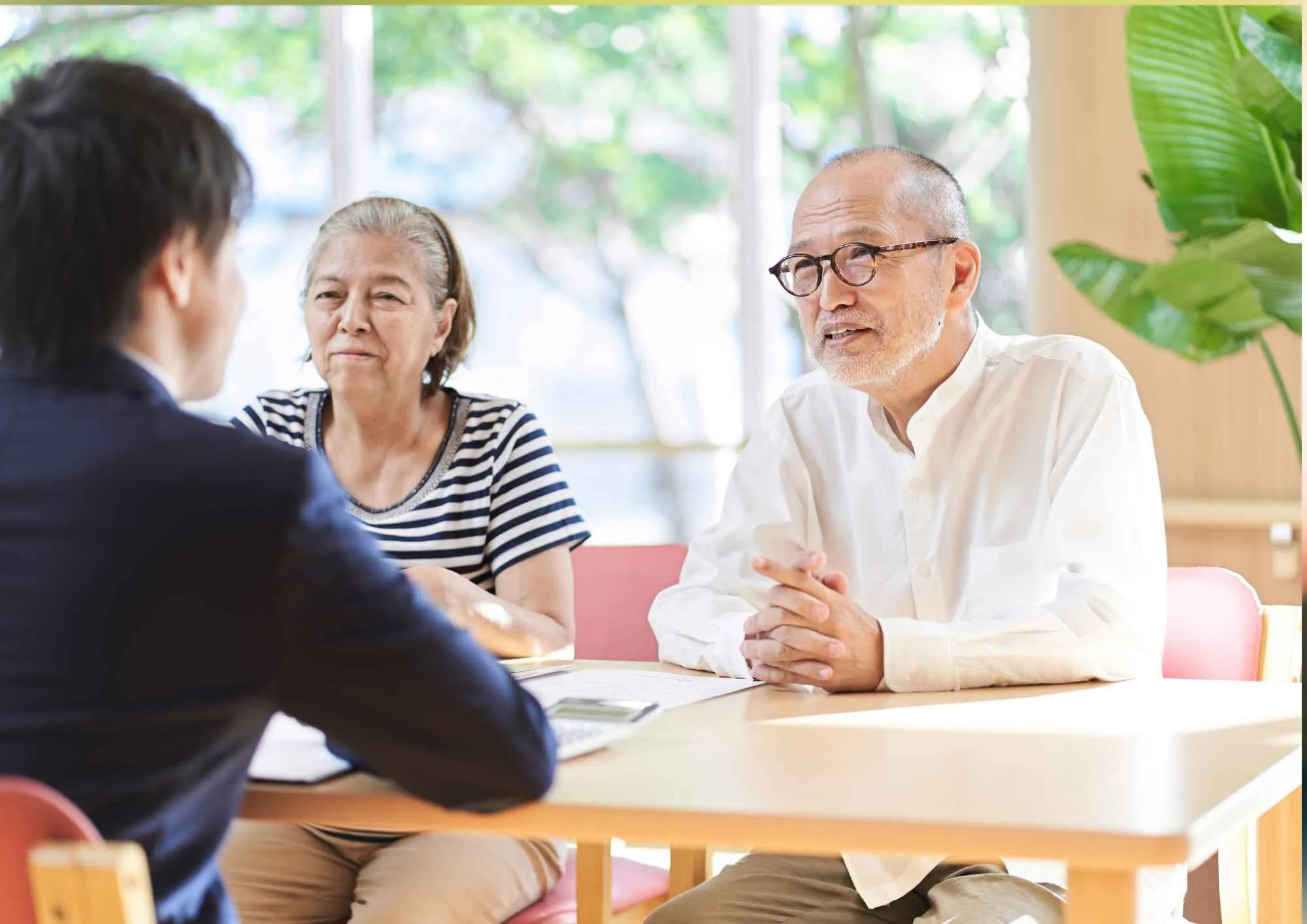 不動産相談をしている家族の様子