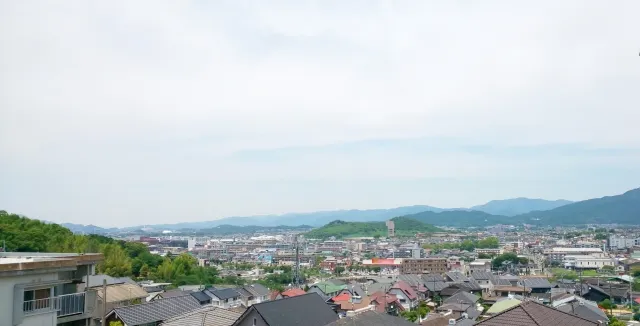 糟屋郡須恵町の住宅街と自然が融合した風景