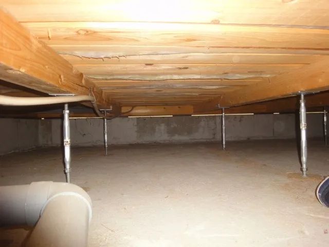 糟屋郡宇美町のマンション買取における床下点検の様子、物件の状態確認のイメージ