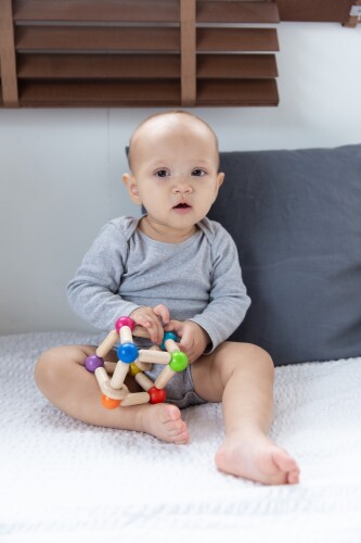 Plan Toys houten grijpspeeltje/rammelaar vierkant