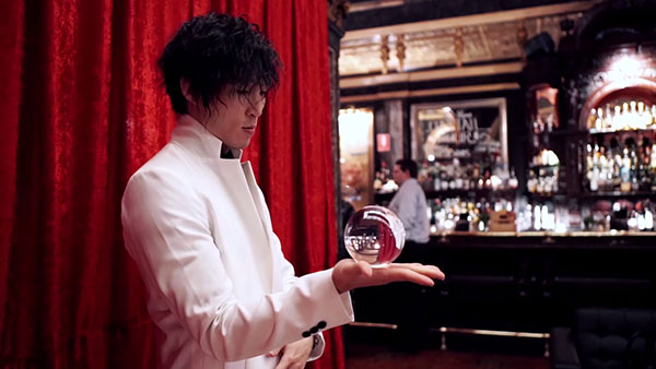 Magician Sydney Close up Roving Magician Junho Performing Close up magic