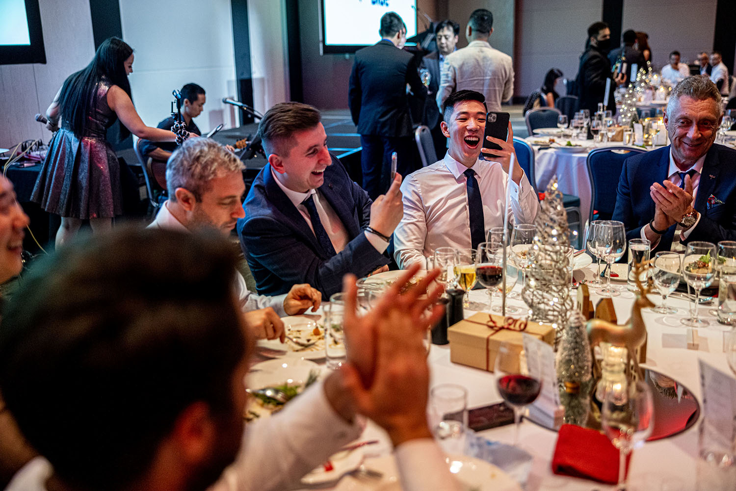 Magician hire Sydney, audience applauses to JunHo at a Corporate Event (Banner)