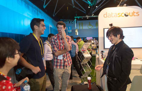 close up magician neo at trade show  3