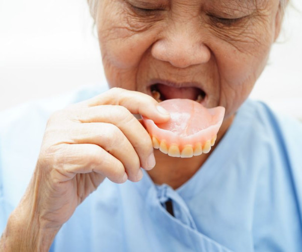 How to insert and remove full dentures - Step-by-step guide.