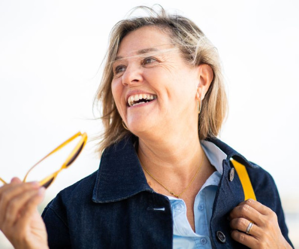 White, Bright Smiles: how to keep your dentures sparkling.