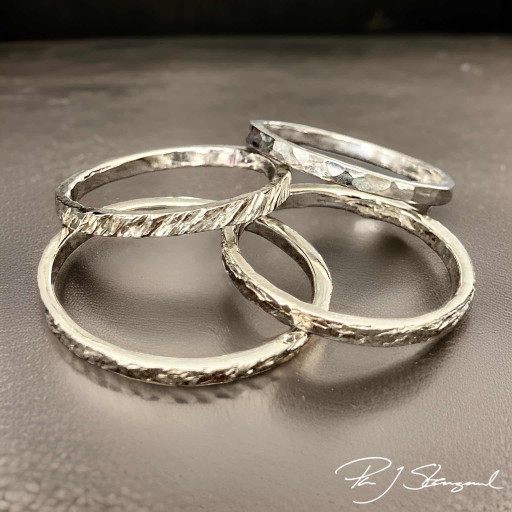 Mönstrad enkel ring. 1 - 1,5 mm tjock