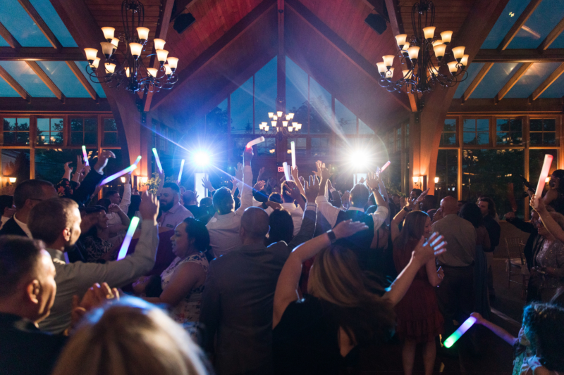 10 Tips To Finding The Right Wedding DJ