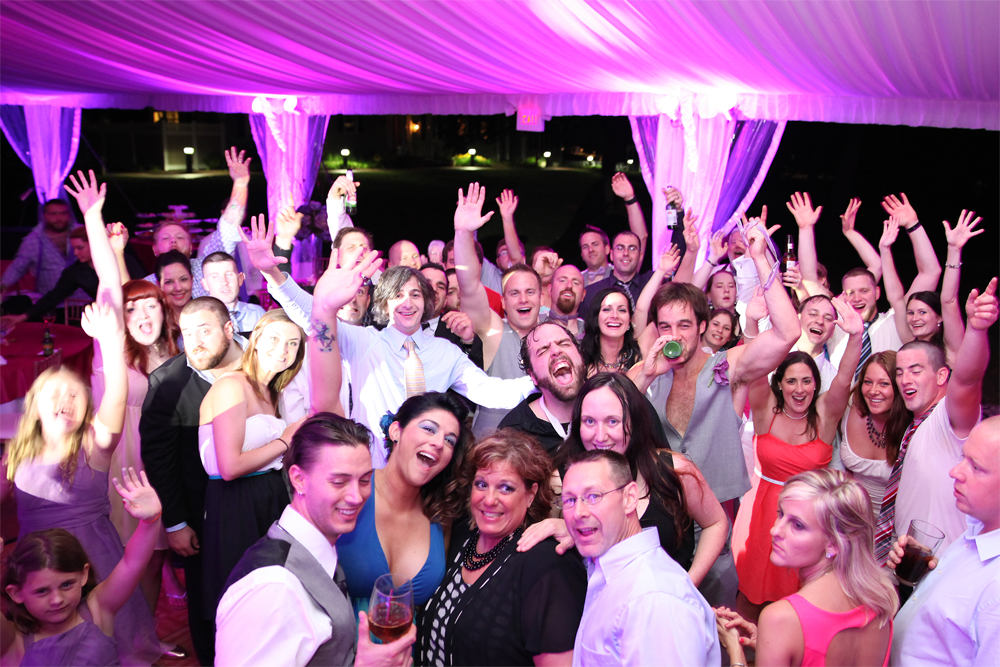 8 Signs of a Great Wedding DJ