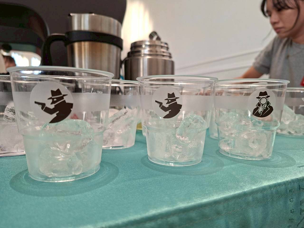 Year End Party 賓客手持特調於舞台背板前合影