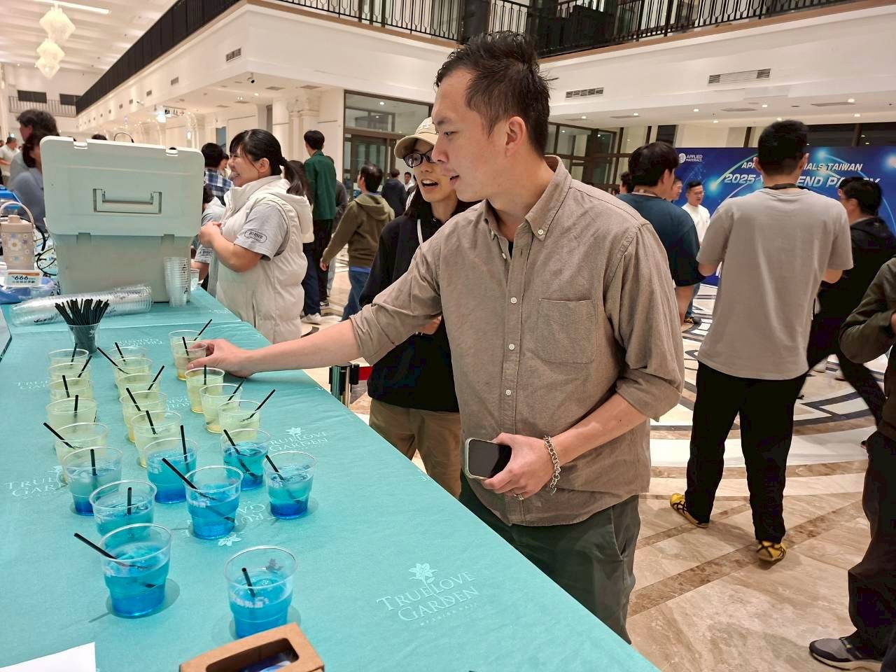 賓客在吧檯前挑選領取繽紛特調