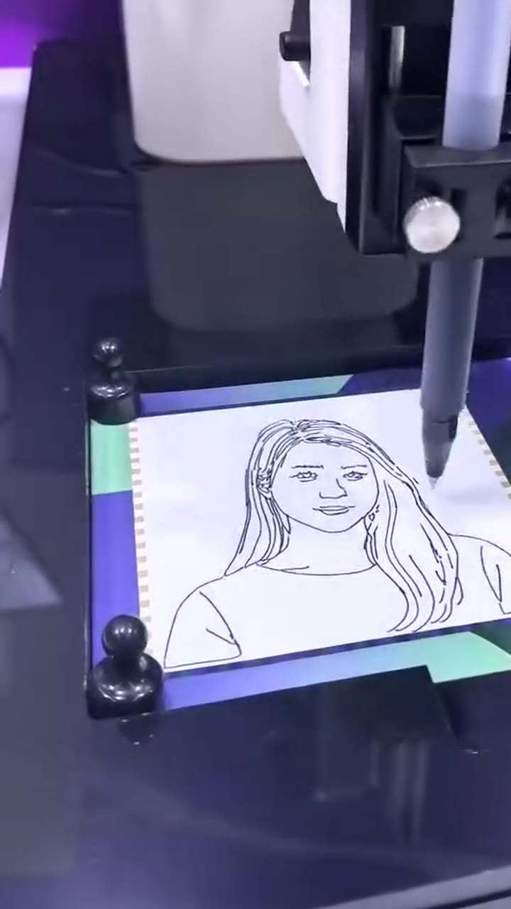 AI 素描機械手臂在 4×6 卡紙上作畫的實錄影片封面