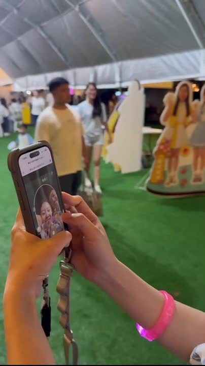 賓客在戶外活動現場用手機錄完祝福後的心得