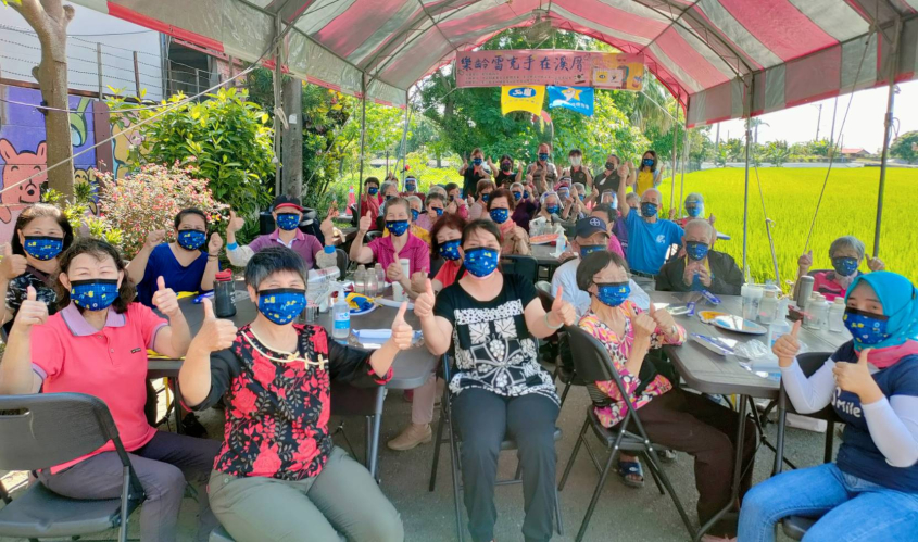 彰化溪厝社區長者自製自喝紅茶拿鐵好快樂