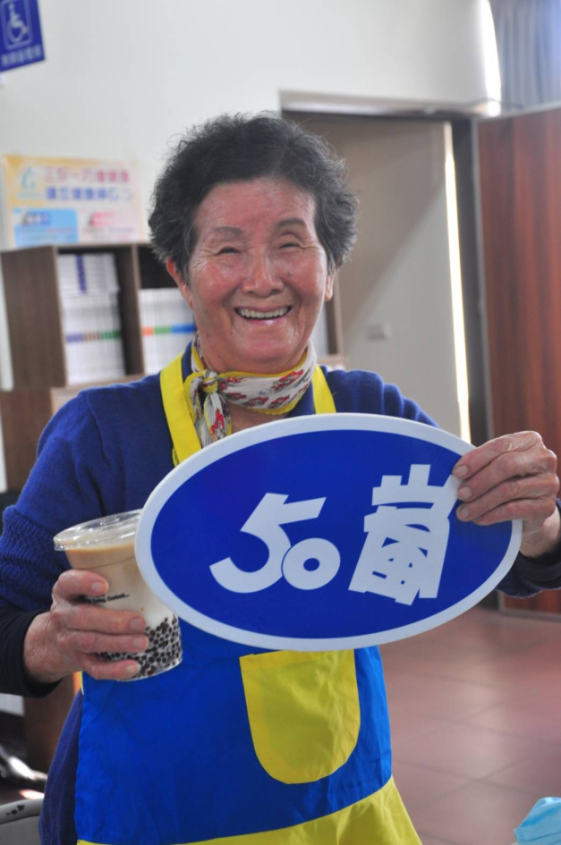 老人家到御史社區當「50嵐樂齡雪克手」