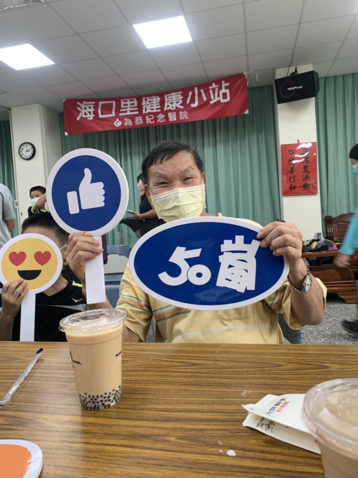 茶飲業者走入社區陪伴關懷長者同樂