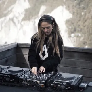 Nora En Pure