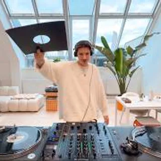 vinyl house mix from the living room